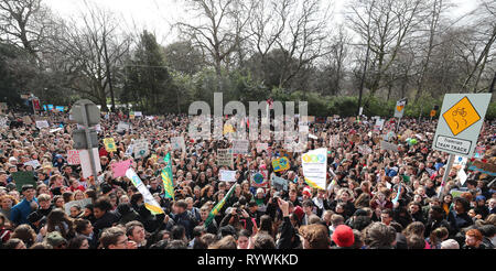 Tausende von Dublin Studenten März von St Stephens Green, Leinster House Heute, an einem globalen Protest für den Klimawandel, die sieht öffentliche Veranstaltungen an mehr als 37 Standorten in Irland inszeniert in Angriff zu nehmen. Stockfoto