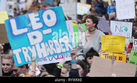 Tausende von Dublin Studenten März von St Stephens Green, Leinster House Heute, an einem globalen Protest für den Klimawandel, die sieht öffentliche Veranstaltungen an mehr als 37 Standorten in Irland inszeniert in Angriff zu nehmen. Stockfoto