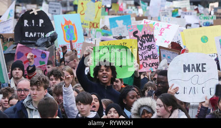 Tausende von Dublin Studenten März von St Stephens Green, Leinster House Heute, an einem globalen Protest für den Klimawandel, die sieht öffentliche Veranstaltungen an mehr als 37 Standorten in Irland inszeniert in Angriff zu nehmen. Stockfoto