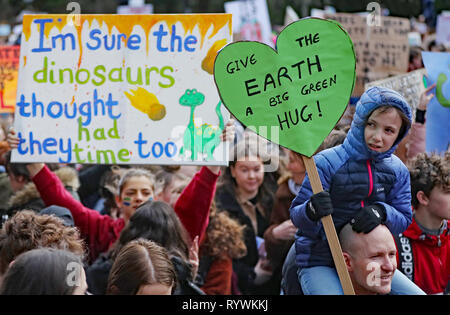 Tausende von Dublin Studenten März von St Stephens Green, Leinster House Heute, an einem globalen Protest für den Klimawandel, die sieht öffentliche Veranstaltungen an mehr als 37 Standorten in Irland inszeniert in Angriff zu nehmen. Stockfoto