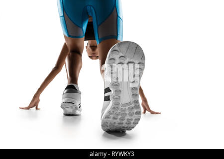 Junge afrikanische Frau Vorbereitung auf weiße studio Hintergrund isoliert ausgeführt werden. Eine Läuferin oder Jogger. Silhouette von Jogging Athlet. Stockfoto