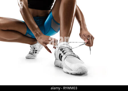 Junge afrikanische Frau Vorbereitung auf weiße studio Hintergrund isoliert ausgeführt werden. Eine Läuferin oder Jogger. Silhouette von Jogging Athlet. Stockfoto