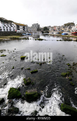 Castletown Hafen bei Ebbe Burg Rusehen in Castletown an der Südküste der Insel Man, Großbritannien. Die Stadt war der Sitz der Regierung Stockfoto