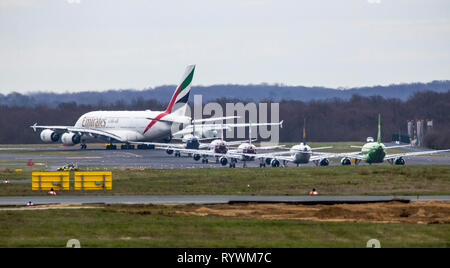 Internationaler Flughafen Düsseldorf, DUS, Emirates Airbus A380-800 auf dem Weg zur Startbahn, 5 Flugzeuge folgen Stockfoto