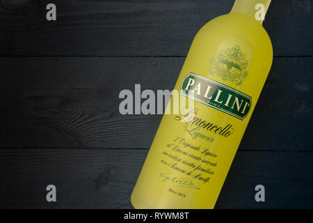 LONDON - 13. MÄRZ 2019: Pallini Limoncello Zitronenlikör in gelb Glasflasche auf dunklem Hintergrund Stockfoto