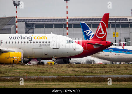 Internationaler Flughafen Düsseldorf, DUS, Vueling.com Airbus A320, AtlasGlobal, ANA Stockfoto