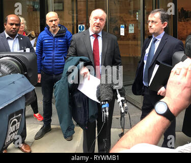 Beste Qualität führen Ansprecher Alan Bates (Mitte) sprechen vor dem High Court in London, nach dem ersten Urteil wurde in Ansprüche gegen die Post über seinen Computer System übergeben. Stockfoto