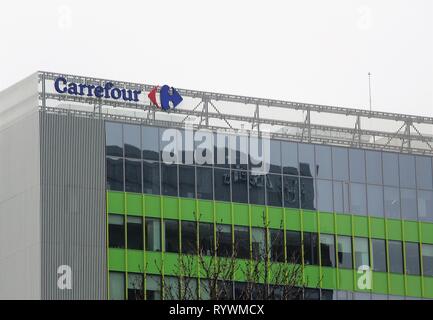 Bukarest, Rumänien - November 25, 2016: Carrefour Gebäude, in der Nähe von Pipera Brücke, in Pipera, einem der Bezirke mit den schnellsten wirtschaftlichen Dev Stockfoto