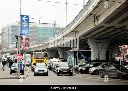 Bukarest, Rumänien - 25. November 2016: jeden Tag mehr und mehr Autos im Stau gefangen sind, in der Nähe von Pipera Brücke, in Pipera, einem der di Stockfoto