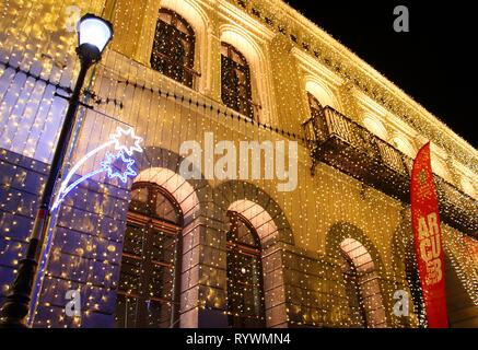 Bukarest, Rumänien - Dezember 03, 2016: Outdoor Christmas lights Dekorationen über "hanul Gabroveni" in Bukarest, Rumänien. Stockfoto