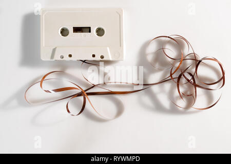Entwirrt Kassette auf weißem Hintergrund Stockfoto