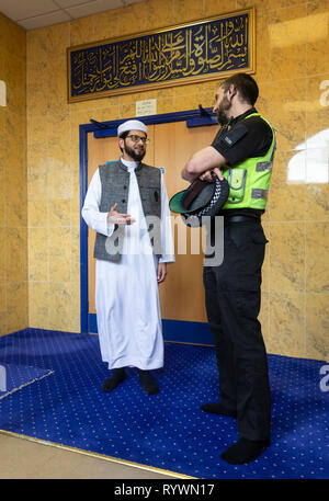 Imam Qari Asim spricht mit PC Klempner als besucht er das Makkah Moschee in Leeds Ausdruck zu verleihen, nach Christchurch Moschee Anschläge in Neuseeland. Stockfoto