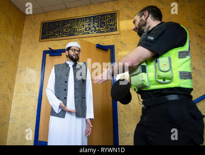 Imam Qari Asim spricht mit PC Klempner als besucht er das Makkah Moschee in Leeds Ausdruck zu verleihen, nach Christchurch Moschee Anschläge in Neuseeland. Stockfoto