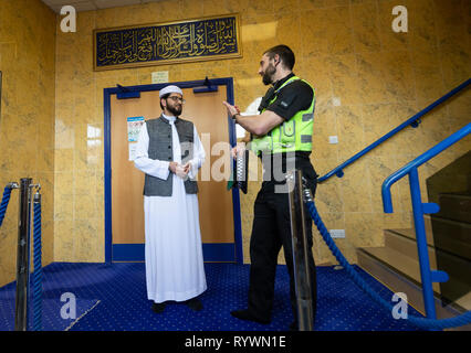 Imam Qari Asim spricht mit PC Klempner als besucht er das Makkah Moschee in Leeds Ausdruck zu verleihen, nach Christchurch Moschee Anschläge in Neuseeland. Stockfoto