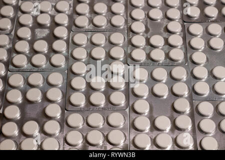 Ein Hintergrund Textur der Große Weiße Tabletten in Blisterpackungen Stockfoto