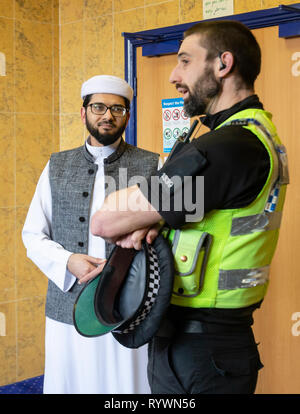 Imam Qari Asim spricht mit PC Klempner als besucht er das Makkah Moschee in Leeds Ausdruck zu verleihen, nach Christchurch Moschee Anschläge in Neuseeland. Stockfoto