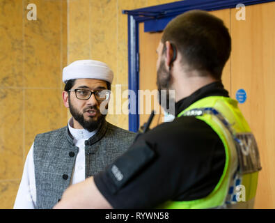 Imam Qari Asim spricht mit PC Klempner als besucht er das Makkah Moschee in Leeds Ausdruck zu verleihen, nach Christchurch Moschee Anschläge in Neuseeland. Stockfoto