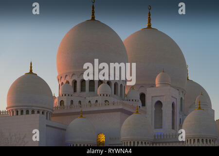 Die herrliche Moschee in Abu Dhabi in der späten Nachmittagssonne Stockfoto