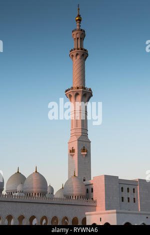 Die herrliche Moschee in Abu Dhabi in der späten Nachmittagssonne Stockfoto