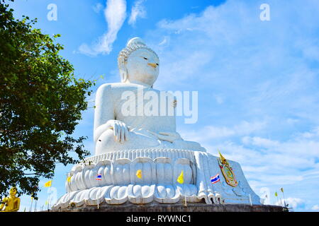Der große Buddha von Phuket, ist eine sitzende Buddha Statue Maravija in Phuket, Thailand. Der offizielle Name ist Phra Phutta Ming Mongkol Akenakiri, Stockfoto