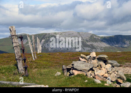 Die Schottischen Berge Munro Creag Leacach vom Gipfel des Corbett Monamenach, Glen Isla, Angus, Cairngorm National Park, Schottland, Großbritannien. Stockfoto