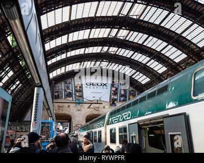 Mailand, Italien - 24. FEBRUAR 2019: die Passagiere in der Nähe von Zug Stazione Milano Centrale Bahnhof (Mailand Hauptbahnhof). Das Terminal ist die Lar Stockfoto