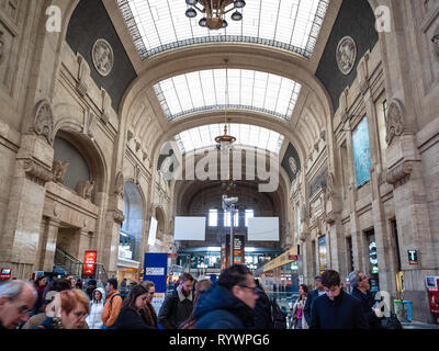 Mailand, Italien - 24. FEBRUAR 2019: Insassen Stazione Milano Centrale Bahnhof (Mailand Hauptbahnhof). Das Terminal ist das größte Stockfoto