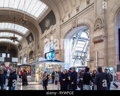 Mailand, Italien - 24. FEBRUAR 2019: die Passagiere in der Halle der Stazione Milano Centrale Bahnhof (Mailand Hauptbahnhof). Das Terminal ist die Lar Stockfoto