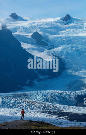 Person, die durch das Eis herbst Kviarjokull Gletscher in den Schatten gestellt. Vatnajökull Eiskappe, Sudhurland, South East Island. Stockfoto