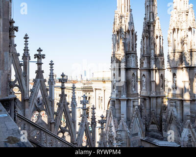 Mailand, Italien - 24. FEBRUAR 2019: Türme auf dem Dach des Mailänder Dom (Duomo di Milano) in Mailand am Morgen. Diese Basilika ist die größte Kirche in Ital Stockfoto