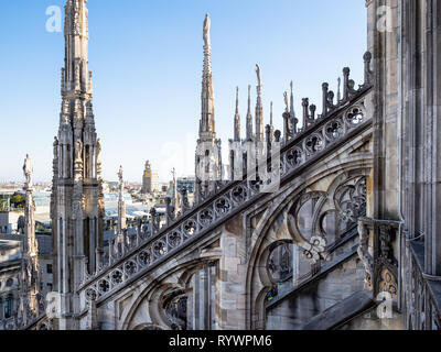 Mailand, Italien - 24. FEBRUAR 2019: Einrichtung von Dach auf den Mailänder Dom (Duomo di Milano) in Mailand am Morgen. Diese Basilika ist die größte Kirche in Italien Stockfoto