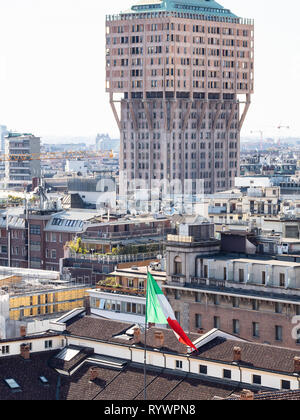 Mailand, Italien - Februar 24, 2019: Blick auf den Turm Torre Velasca über Mailand Stadt vom Dach auf den Mailänder Dom (Duomo di Milano). Diese Basilika ist der Lar Stockfoto