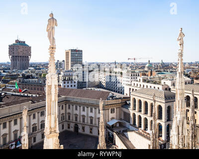 Mailand, Italien - 24. FEBRUAR 2019: Statuen auf der Türme der Dach auf den Mailänder Dom (Duomo di Milano) über Royal Palace (Palazzo Reale) und der Stadt Mailand. Thi Stockfoto