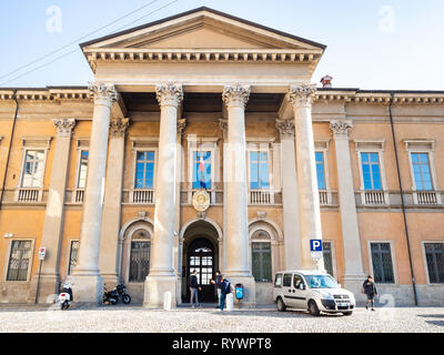 BERGAMO, Italien - 25. FEBRUAR 2019: Studenten in der Nähe von State High School Paolo Sarpi, Paolo Sarpi Liceo Classico Statale auf Piazza Rosate im oberen T Stockfoto