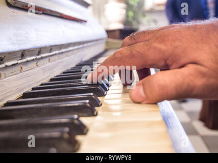 Süße Musik mit den Tasten mit den Fingern der Hand des alten Musiker gespielt Stockfoto