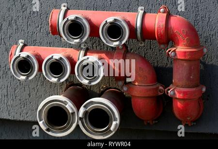 Bukarest, Rumänien - Oktober 19, 2018: Mehrere Hydranten sind bereit, Feuer zu bekämpfen, im Notfall, vor einem großen Gebäude in Bukarest, Rumänien. Stockfoto