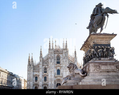 Reisen nach Italien - Blick auf den Mailänder Dom (Duomo di Milano) von Denkmal für König Victor Emmanuel II (Vittorio Emanuele II) auf der Piazza del Duomo in Mil Stockfoto