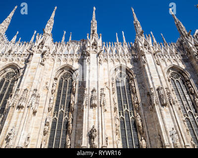 Reise nach Italien - Seitenansicht von der Wand auf den Mailänder Dom (Duomo di Milano) in Mailand Stadt in Morgen Stockfoto