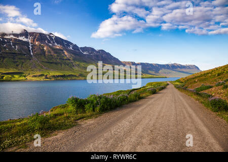 Malerische Schotterstraße entlang dem Ufer von seydisfjördur Fjord im Osten von Island, Skandinavien Stockfoto