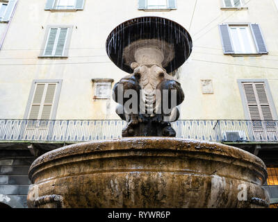 Reisen nach Italien - Brunnen Del Gombito (Fontana di San Pancrazio) auf der Straße Via Gombito in Citta Alta (obere Stadt) der Stadt Bergamo, Lombardei Stockfoto