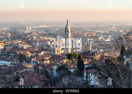 Reisen nach Italien - Blick auf die Stadt (Citta Bassa) mit Glockenturm der Basilika Sant'Alessandro in Colonna von Oberstadt von Bergamo, Lombardei Stockfoto