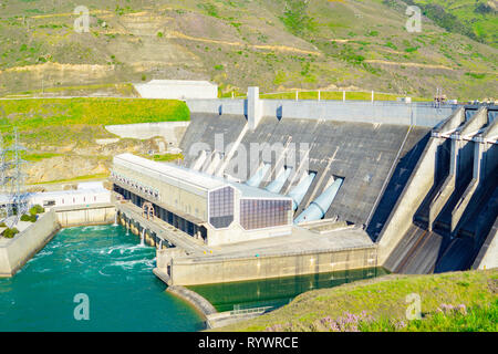 Clyde Hydro Electric Damm am Fluss gerade außerhalb der Gemeinde Stockfoto