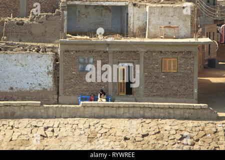 Szenen aus den Ufern des Nils beim Segeln auf einem Fluss Kreuzfahrt, obere Ägypten, Nordafrika, Naher Osten Stockfoto
