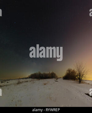 Dunkle Nacht Landschaft mit Milchstraße. Winter Nacht Landschaft in Kryviy Rih, Ukraine im März Stockfoto