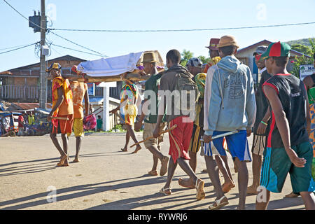 Junge Männer tragen Sarg in Miandrivazo, Madagaskar. Stockfoto