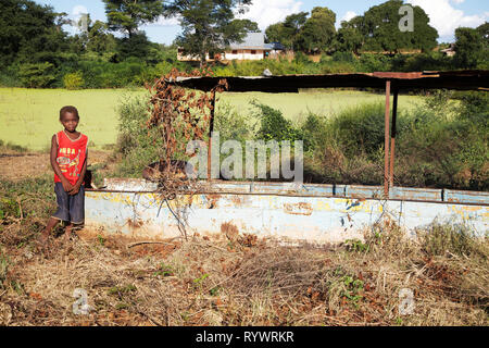 Junge in ein Dorf von Tsiribihina Fluss, Madagaskar. Stockfoto