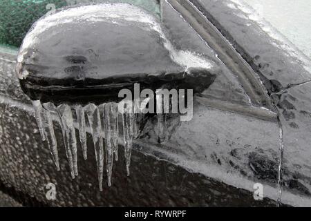 Bukarest, Rumänien - 26. Januar 2019: Ein Auto ist verglast mit Eis nach einem Winter Ice Storm, in Bukarest, Rumänien. Stockfoto