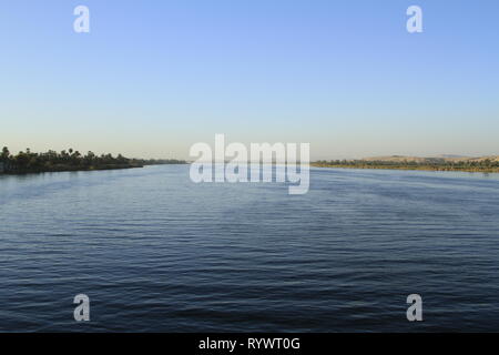 Die gesamte Breite der Nil von Ost nach West Bank Bank Shot aus dem Deck von einer Flusskreuzfahrt, Ägypten, Nordafrika, Naher Osten Stockfoto