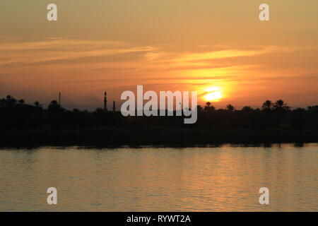 Sonnenuntergang am Nil vom Deck eines Kreuzfahrtschiff, Ägypten, Nordafrika, Naher Osten Stockfoto