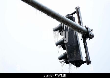 Bukarest, Rumänien - 27 Januar, 2019: eine Ampel ist mit Eis nach einem Winter Ice Storm, in Bukarest, Rumänien. Stockfoto